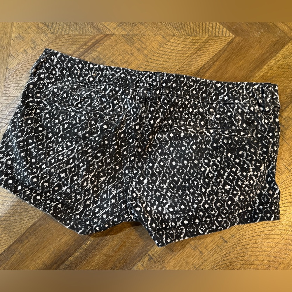American Eagle Wome's Black and White Patterned Shorts - Picture 5 of 14